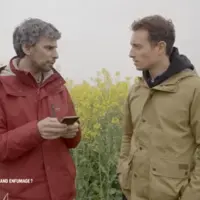 Christophe Noisette (Inf'OGM) et Hugo Clément devant une parcelle de colza.