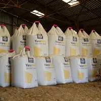 big bags d'engrais stockés dans un hangar agricole