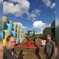 Thibaut (à gauche) et Bertrand Boutin apprécient la rapidité du rouleau Faca ainsi que la faible puissance de tracteur qu'il nécessite.