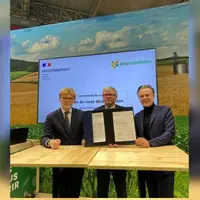 Jean-François Loiseau, président d'Intercéréales, entouré de Marc Fesneau, ministre de l'Agriculture, et Christophe Béchu, ministre de l'Écologie