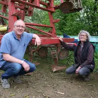 Jean-Luc et Marie-Hélène Ortegat devant leur déchaumeur à ailettes.