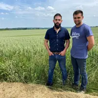 Christopher Garcia, trieur chez Hoste, s'occupe chaque année du tri des semences de ferme de Clément Thomine, agriculteur à Nécy, dans l’Orne.