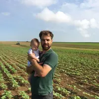 Jean-Baptiste Prévost, agriculteur dans la Marne, a eu recours au service de remplacement dans le cadre du congé paternité pour la naissance de son tr