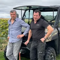 Romuald Dubois (à droite), concessionnaire de SSV Polaris en Eure-et-Loir, a vendu un Ranger 1000 XP à Jean-Louis Seveau, producteur en grandes cultur