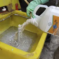 Incorporation de l'herbicide Atlantis dans le bac de remplissage du pulvérisateur avant traitement  herbicide sur céréales. Utilisation de pesticides.