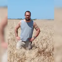 Alexandre Girard agriculteur à Grues en Vendée dans son champ de blé dur