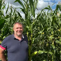 Dominique Defay, devant sa parcelle de maïs, 265 hectares à Tennie, en Sarthe, et Saint-Germain-d’Anxure, en Mayenne