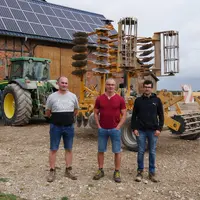 Ludovic et Alain Hamel, agriculteurs à Oizon (Cher) ; Mathieu Cloup, conseiller de l'Ucata :  « Par le passé, il y a eu des infestations de ray-grass