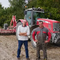 Laurent Brachet, agriculteur à Virginy (51) et Damien Varoquier, salarié :« Les relevées de vulpin sont détruites avec un outil de déchaumage et une d