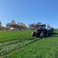 Epandage de solution azotée sur blé tendre à proximité d'une maison en construction et d'une ZNT de 5 m.