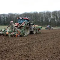 Implantation des blés après labour. Semis des céréales. Emblavement. Tracteur et semoir. Sol. Lit de semence. Semences. culture de blé.