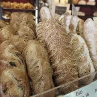 Assortiment de pains en boulangerie. Transformation de céréales sous label Bio. Vente de pain biologique. Alimentation.