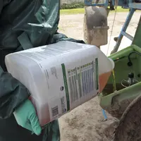 Traitement de désherbage de la féverole. Préparation de la bouillie . Bidon d'adjuvant Actirob B de Bayer. Mentions sur l'étiquette : " les bonnes pra