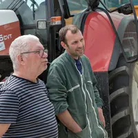 agriculteur et entrepreneurs en discussion avant les travaux des champs