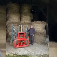 Martial Bisshop, producteur de lin dans l'Oise devant ses bottes de lin, novembre 2023