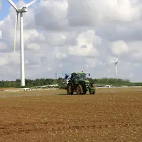 Désherbage de la betterave sucrière. Tracteur, pulvérisateur, rampe, dans une parcelle de betteraves sucrières. Application d'un désherbant. Utilisati