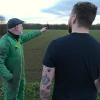 avant une transmission d'exploitation, un agriculteur cédant présente son exploitation et ses parcelles agricoles au jeune qui doit reprendre l'exploi
