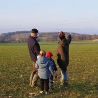 Famille agricole, père avec sa fille et ses petits-enfants dans une parcelle agricole