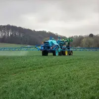 Pulvérisateur dans une parcelle de blé