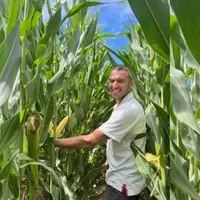 Damien Very, producteur dans le Loir-et-Cher à Savigny-sur-Braye dans son champ de maïs