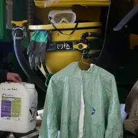 Équipement de protection individuelle utilisé lors des traitements phytosanitaires sur une exploitation agricole.