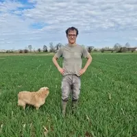 Christophe Cassoulong, agriculteur à Lalonquette (64)"Par mes pratiques, j’ai récupéré de la connexion verticale jusqu’en profondeur, grâce aux lombri