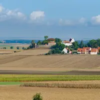 Paysage agricole avec des champs e un village