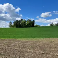 Parcelles avec des infrastructures agroécologiques dans le lointain