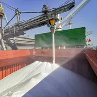 chargement d'un bateau d'urée dans un port