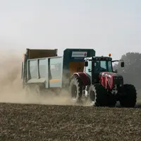 Epandage de matière organique. Epandeur à fumier et compost RollMax de Rolland (chez David Dos Reis) . Fertilisation. Fertilisant. Apport de fientes d