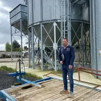 Jérôme Armand, céréalier et maraîcher à Villejust, dans l'Essonne a investi dans des cellules extérieures de stockage des céréales d'une capacité de 4