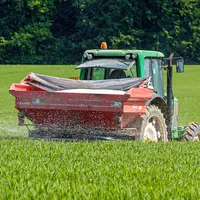 Epandage d'engrais sur champ de blé