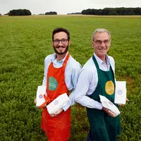 Jules Gautier et son père Christophe, agriculteurs en Eure-et-Loir dans un champ de carottes.