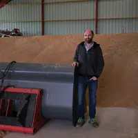Didier Descamps agriculteur à Ostreville dans le Pas de Calais devant son silo de céréales et son godet de manutention