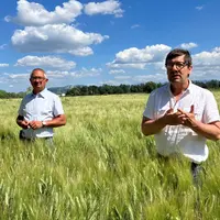 David Mouttet et Frédéric Gond dans une parcelle de blé dur