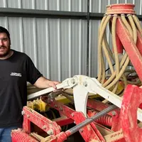 Yannick Maraval agriculteur à Lautrec dans le Tarn devant son déchaumeur à dents