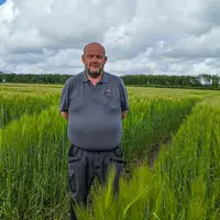Olivier Pellerin agriculteur et entrepreneur de travaux agricoles dans son champ d'orge à Presly dans le Cher.