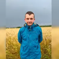 Etienne Trumeau, agriculteur dans le Cher, devant une parcelle de blé.