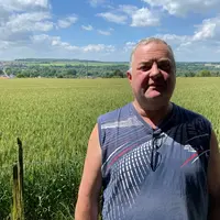 Étienne Fortin, agriculteur à Argœuves, dans la Somme devant une parcelle de blé