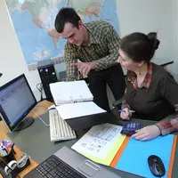 Couple d'exploitants agricoles effectuant les tâches administratives de leur exploitation. Travail administratif. Transmission de documents. Bureau. D