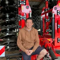 Jérémy Lachaux, agriculteur à Cugney en Haute-Saône devant sa herse rotative
