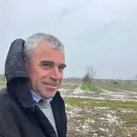 Régis Négrier, agriculteur en Charente-Maritime, dans une parcelle en agroforesterie.