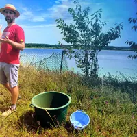Guillaume Chamouleau, agriculteur en Charente, devant une réserve collective.