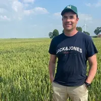 Alexis Brisset, agriculteur à Beauvois dans le Pas-de-Calais dans sa parcelle de blé tendre