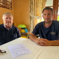 Thibaud Guillou, agriculteur, et son père retraité Jean, dans l’Eure-et-Loir (Luplanté)