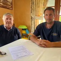 Thibaud Guillou, agriculteur, et son père retraité Jean, dans l’Eure-et-Loir (Luplanté)