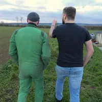 cédant et repreneur d'une exploitation agricole échangent