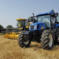 Tracteur et moissonneuse batteuse New Holland dans un champ lors de la moisson
