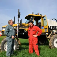 Jeune entrepreneur de la SARL Lecarpentier, société de travaux agricoles de la région de Bayeux (en rouge) avec un de ses clients agriculteur. Pulvéau