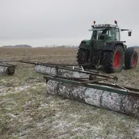 Destruction d'un couvert végétal à l'aide de trois rouleaux lisses.